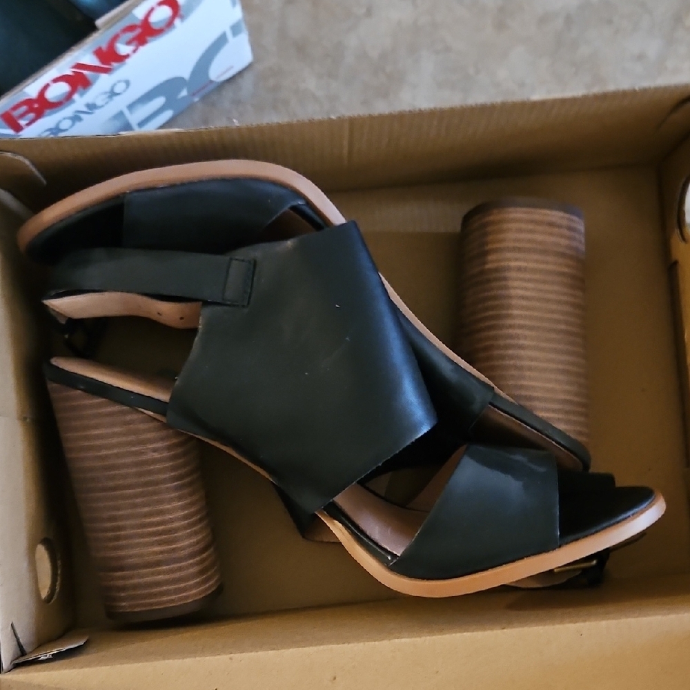 BONGO Black and Tan Heels with Chunky Stacked Heel
